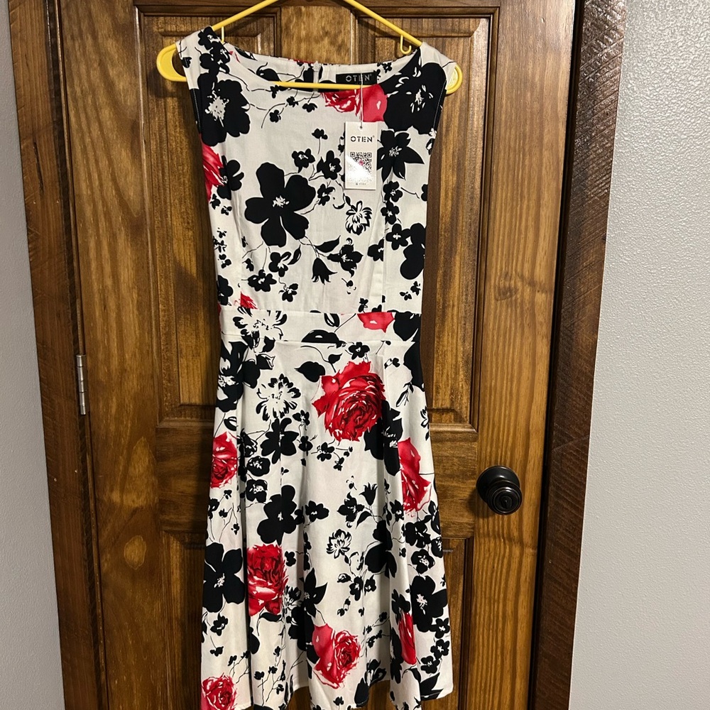 Oren Floral Print Midi Dress - Black, Red, White